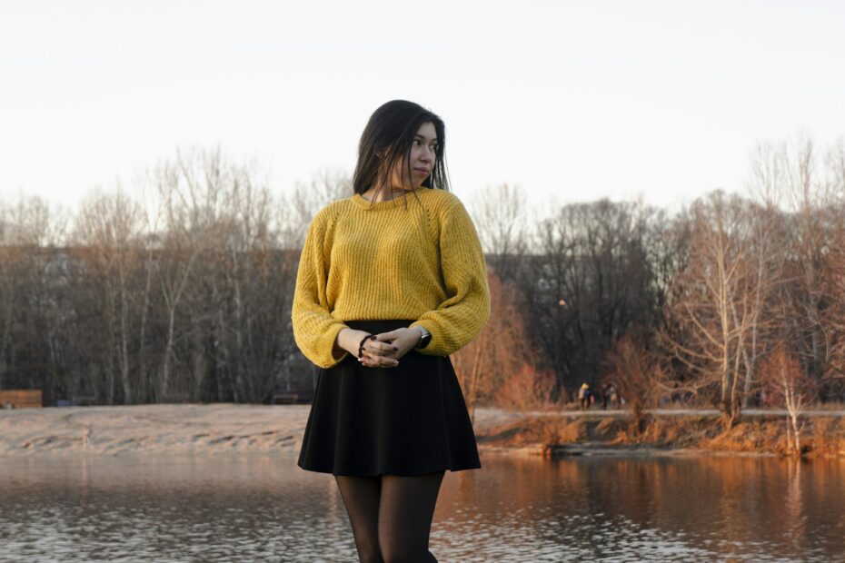 Mustard sweater with a black skirt: the easiest yellow and black outfit